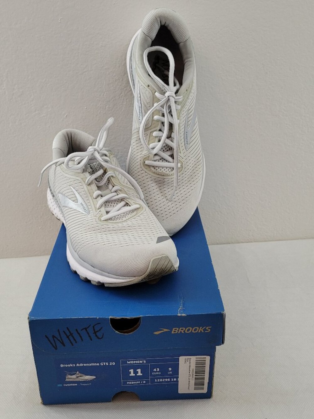 Brooks adrenaline GTS 20 Women's 11 White Running Walking Shoes Cushion w box